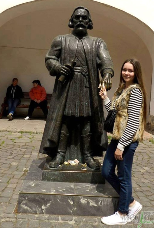 Потирання бронзового пальця Федора Корятовича, кажуть, здійснює бажання ☺