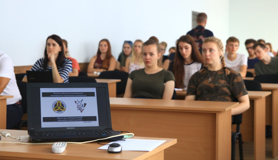 40 школярів із Пардубіце на ужнівському філфаку дізнавалися про чесько-закарпатоукраїнські контакти в минулому й сьогодні