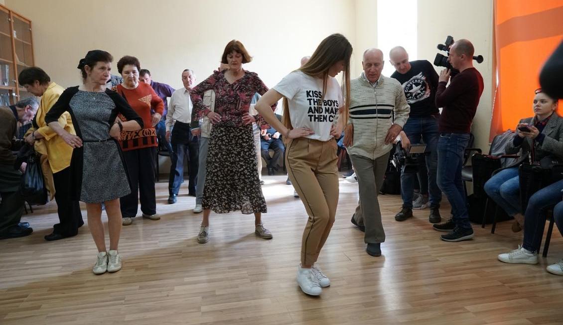 Ужгородські медики танцюють зі своїми пацієнтами з хворобою Паркінсона