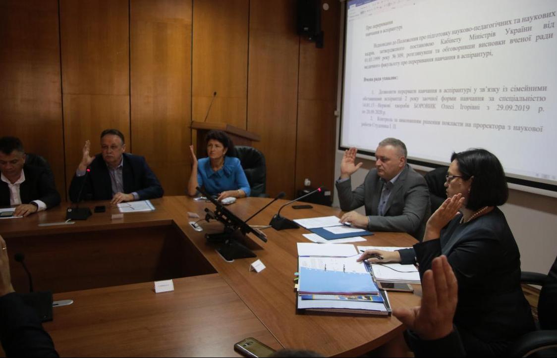 На Вченій раді УжНУ вручили низку атестатів доцентів і подяк ректора та погодили робочі питання