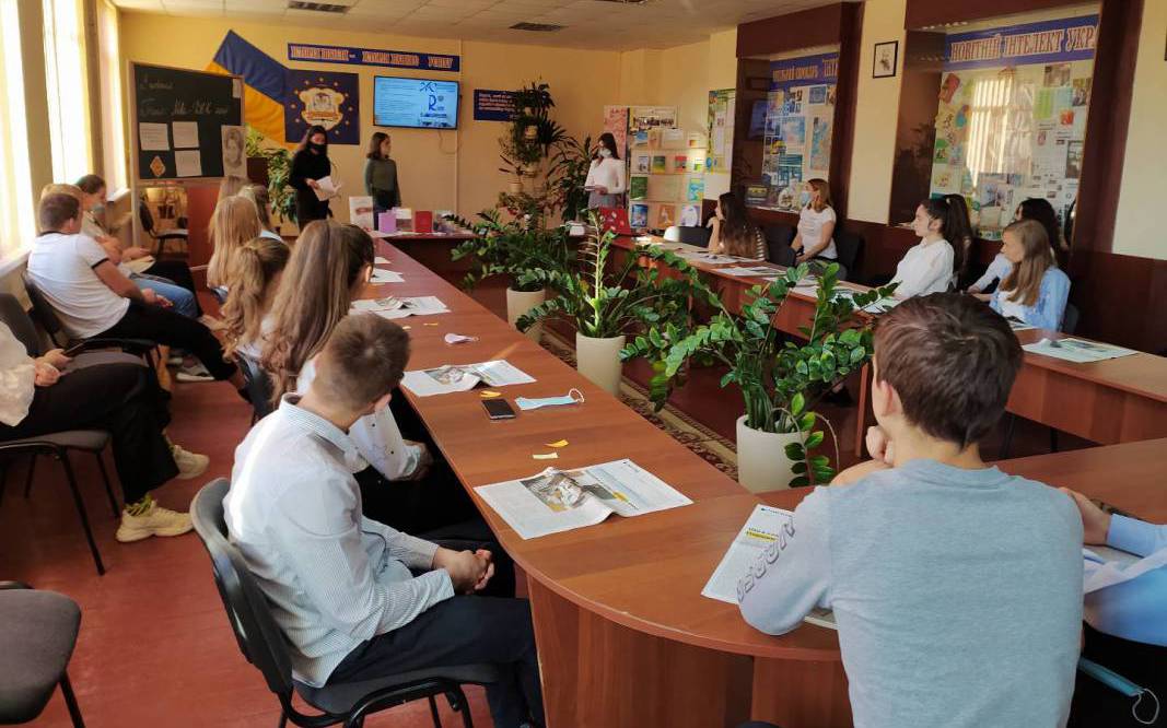Представниці відділення журналістики розповіли школярам про роль української мови у ЗМІ й познайомили з медійним підрозділом УжНУ
