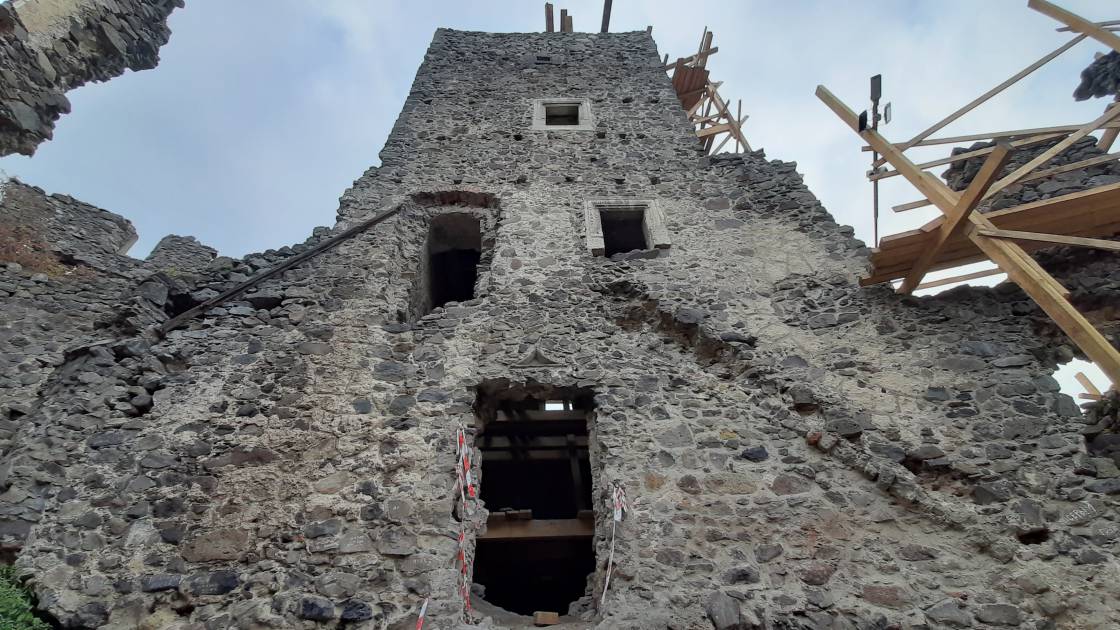 У Невицькому замку відкопали досі невідомий підвал – до експедиції долучилися й ужнівці
