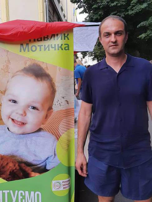 Рекорд заради життя: 2437 людей замкнули живим ланцюгом два мости, щоб допомогти врятувати Павлика Мотичку