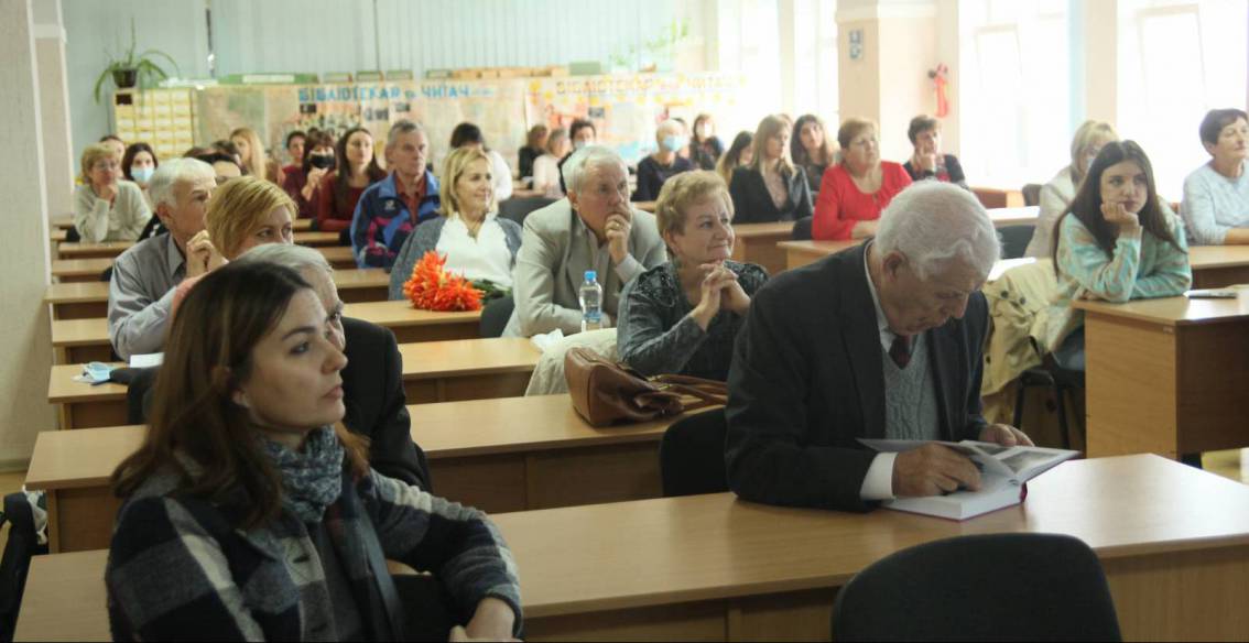 75 років в одній книзі: колектив Наукової бібліотеки УжНУ презентував монографію про історію свого підрозділу