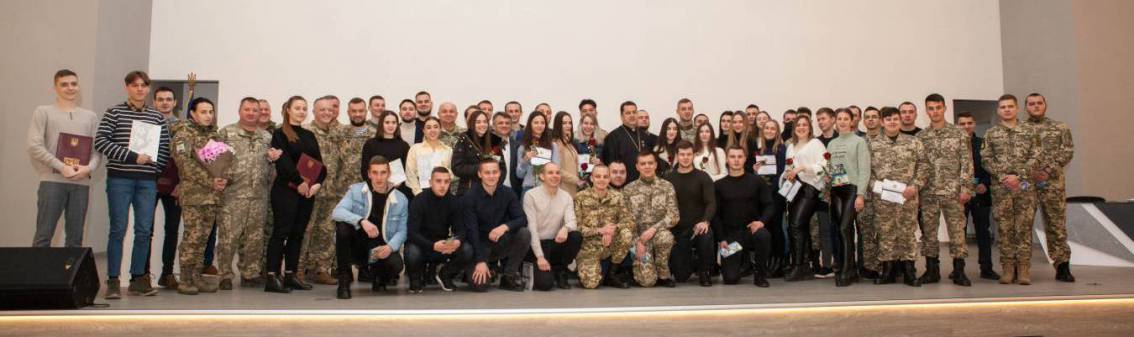 Випускникам кафедри військової підготовки УжНУ вручили офіцерські погони