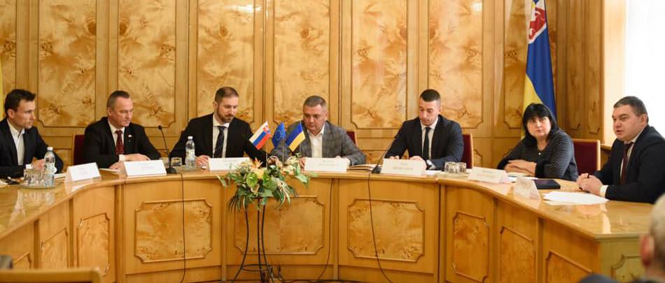 Кафедра словацької філології на круглому столі в облдержадміністрації обговорила проблему забезпечення освітніх прав словацької етноспільноти на Закарпатті