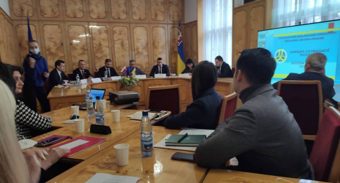 Кафедра словацької філології на круглому столі в облдержадміністрації обговорила проблему забезпечення освітніх прав словацької етноспільноти на Закарпатті