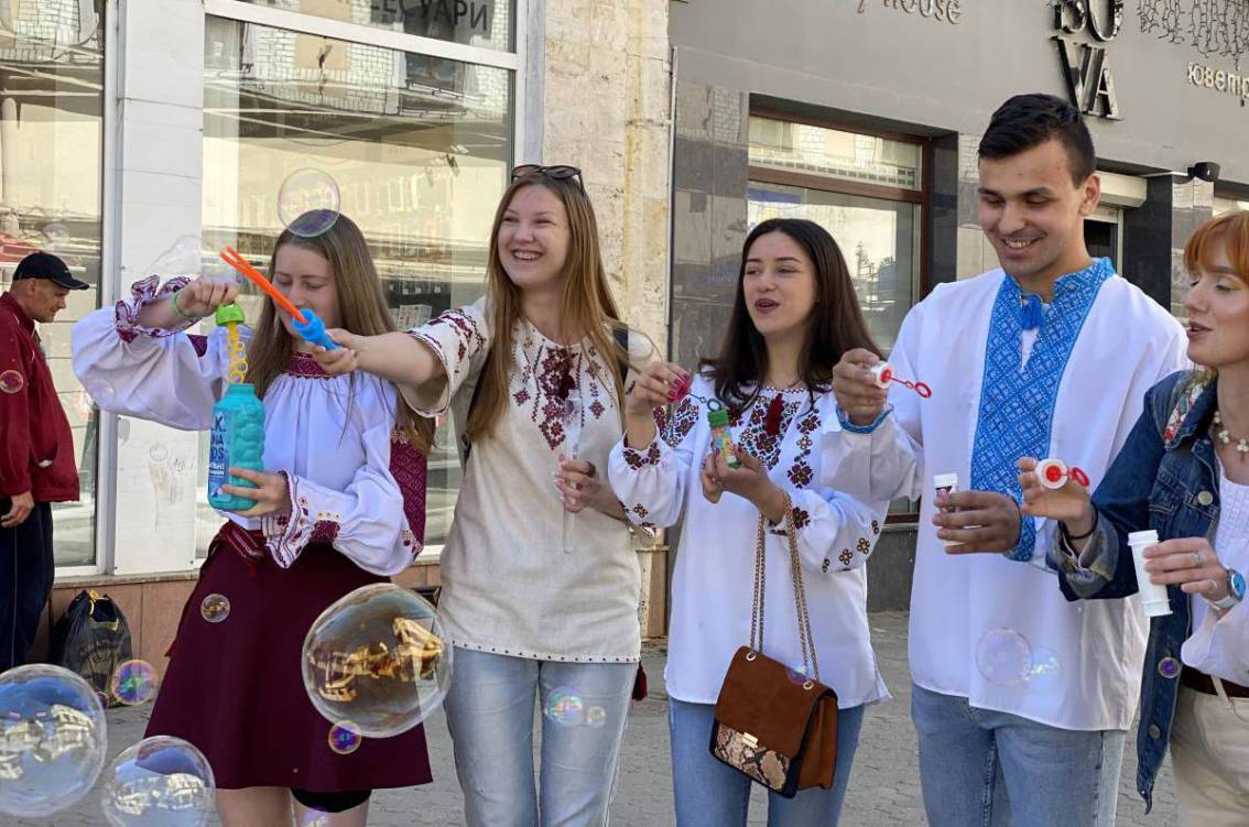 Ужнівці влаштували на День вишиванки Булькфест