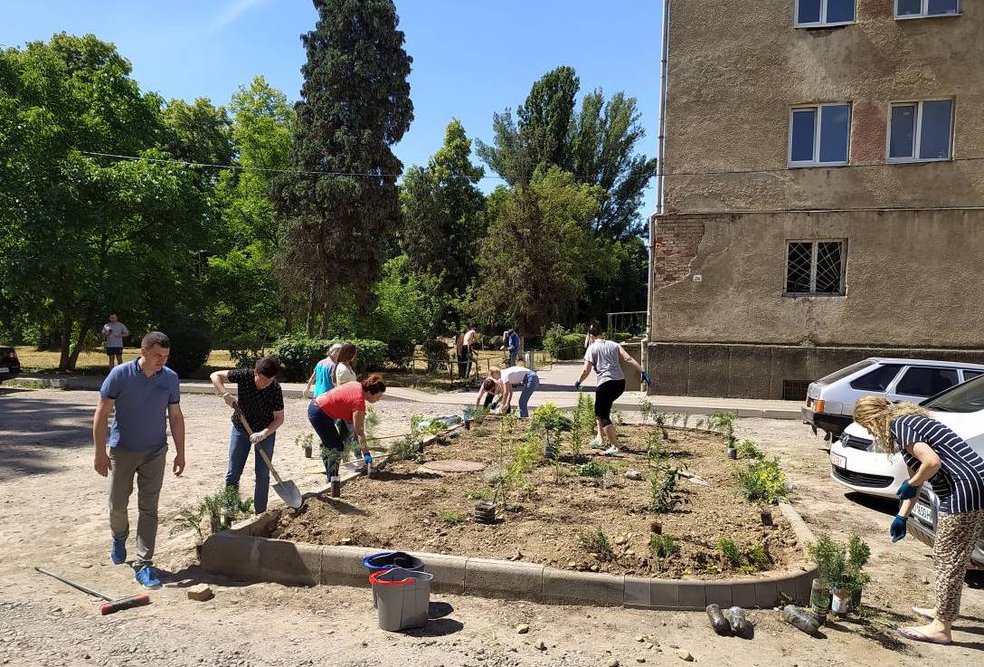 Волонтери і переселенці озеленили студмістечко до Всесвітнього дня охорони довкілля