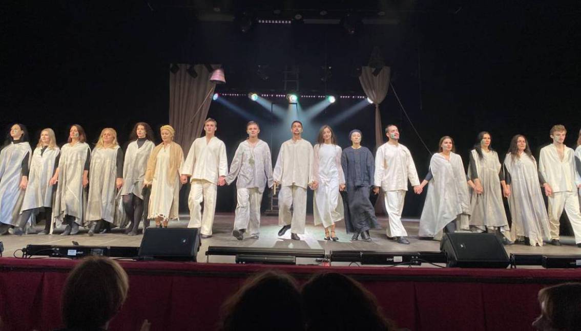 На сцені Закарпатського муздрамтеатру показали виставу-перформанс за творами Петра Скунця