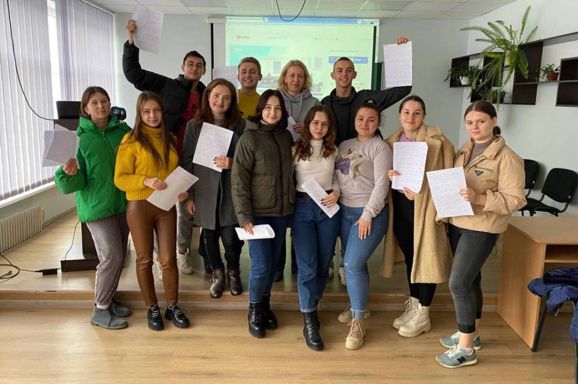 Про рідний дім зі сльозами на очах: як студенти філфаку писали радіодиктант національної єдності