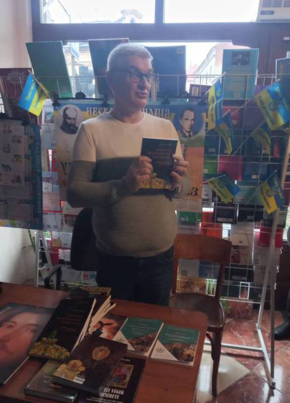 Письменницьке чергування за прилавком «Кобзаря» з історичною розвідкою про Валентина Другета продовжив доцент УжНУ Ласло Зубанич
