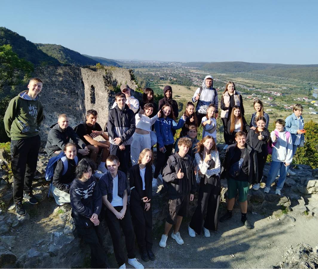 Студенти-історики з навчально-пізнавальною екскурсією відвідали Невицький замок