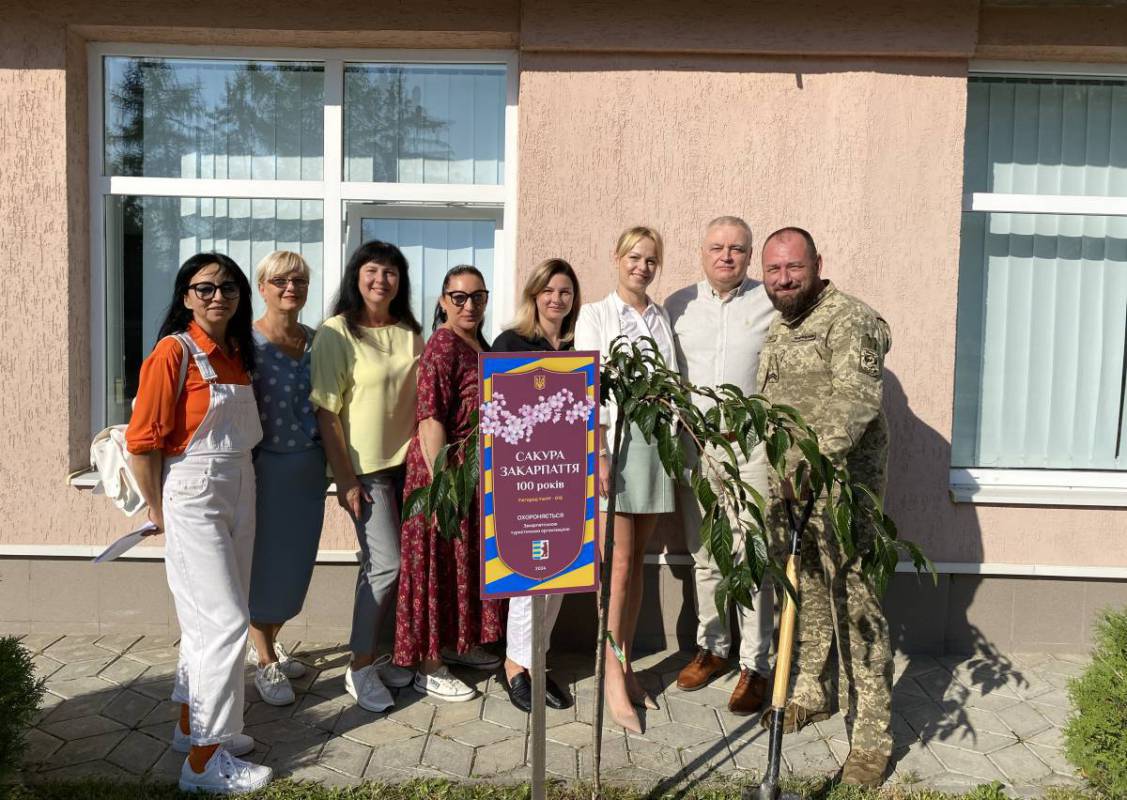 Біля головного корпусу УжНУ висадили сакуру й презентували мініскульптурку до Дня працівників освіти