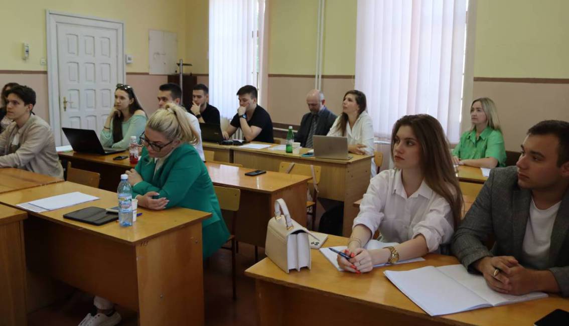 На юридичному факультеті завершився двотижневий курс лекцій професора зі США