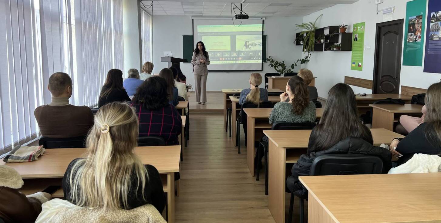 Студентам-філологам гостьову лекцію прочитала заслужена вчителька України