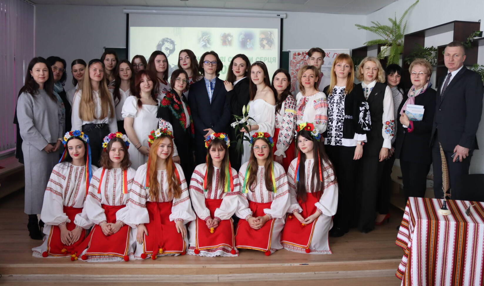 На філологічному факультеті вшанували Тараса Шевченка й провели День відкритих дверей для школярів