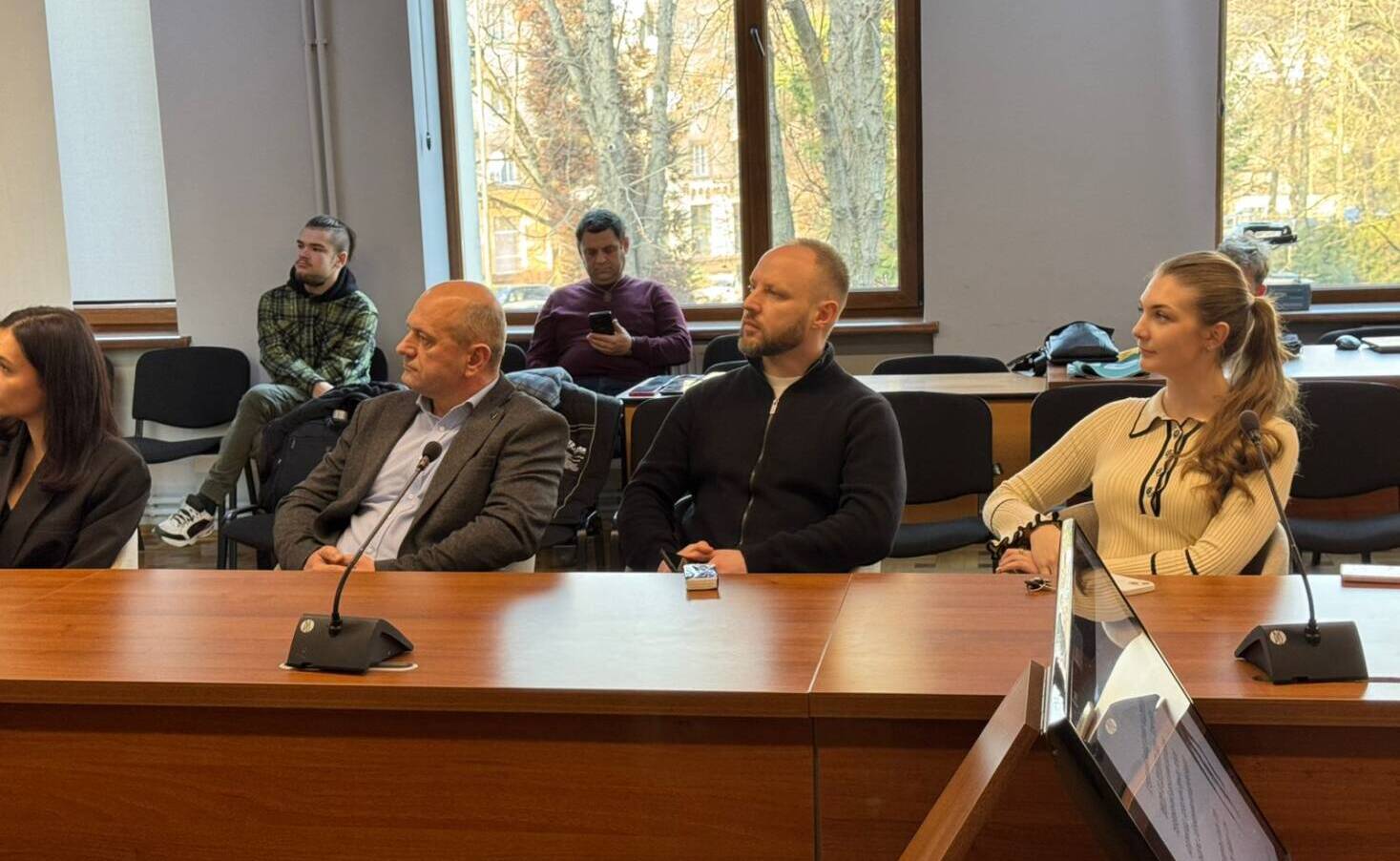 В УжНУ провели наукову дискусію про вплив смартфонів на здоров’я, освіту і суспільство