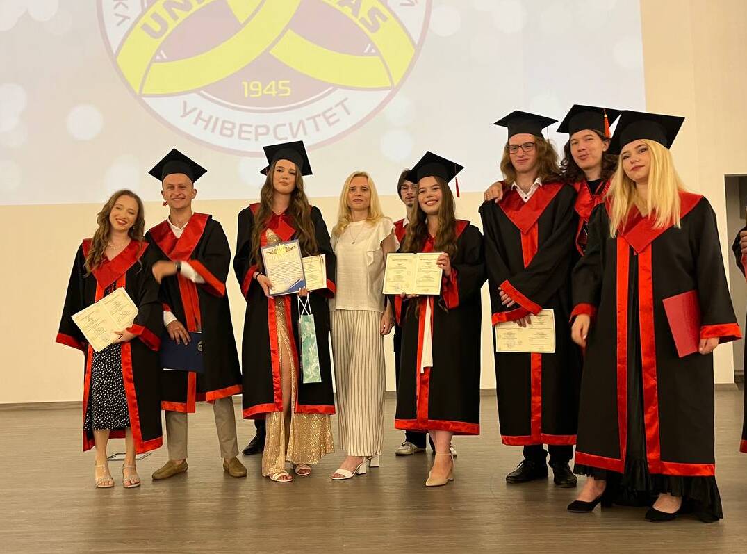 На факультеті історії та міжнародних відносин урочисто вручили дипломи бакалаврам