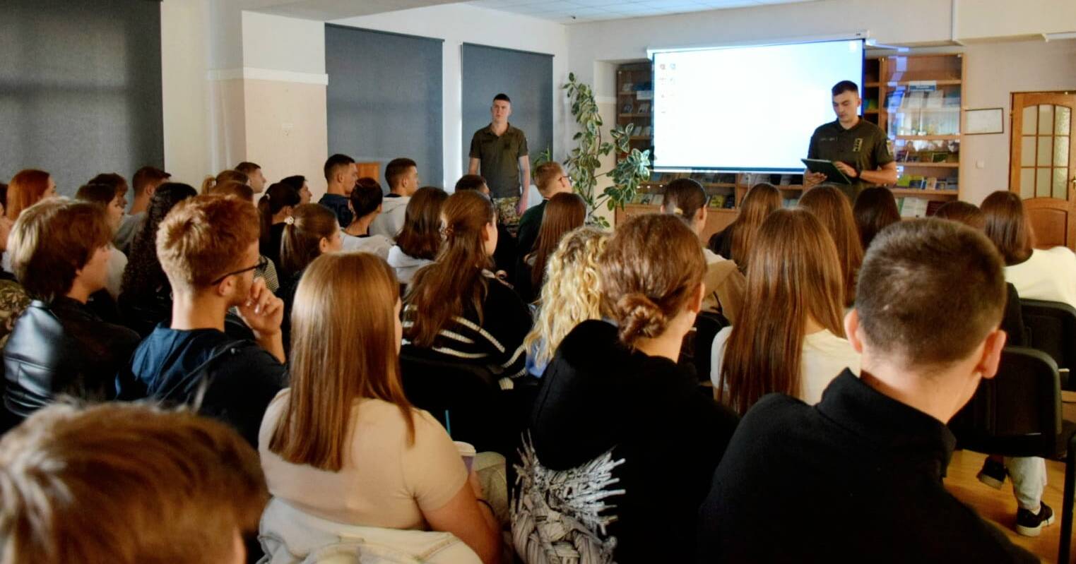 Про переваги контрактної служби в ДПСУ зі студентами УжНУ спілкувалися прикордонники Чопського загону