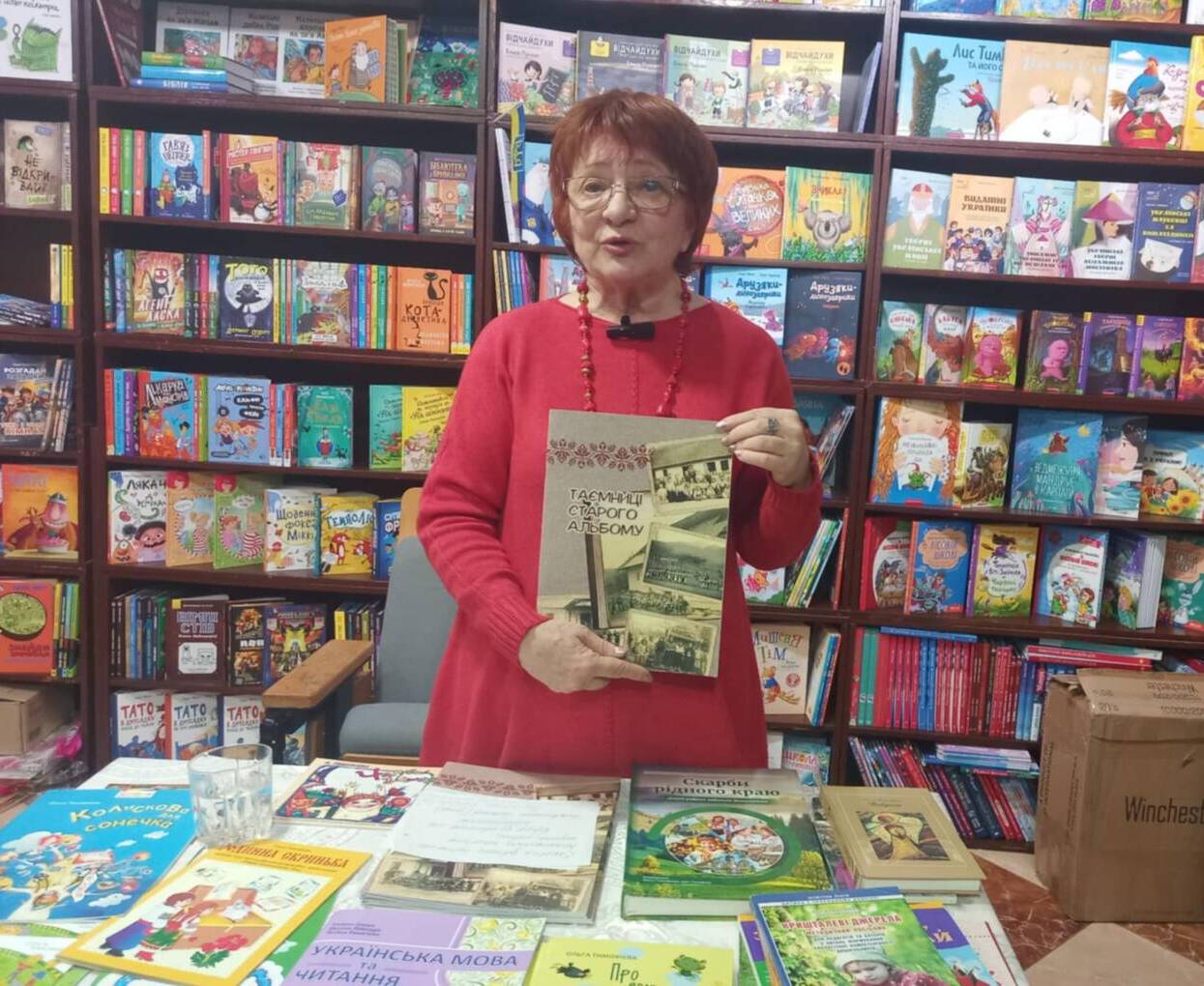 Дитяча письменниця за прилавком Ольга Тимофієва ділилася творчими набутками з читачами
