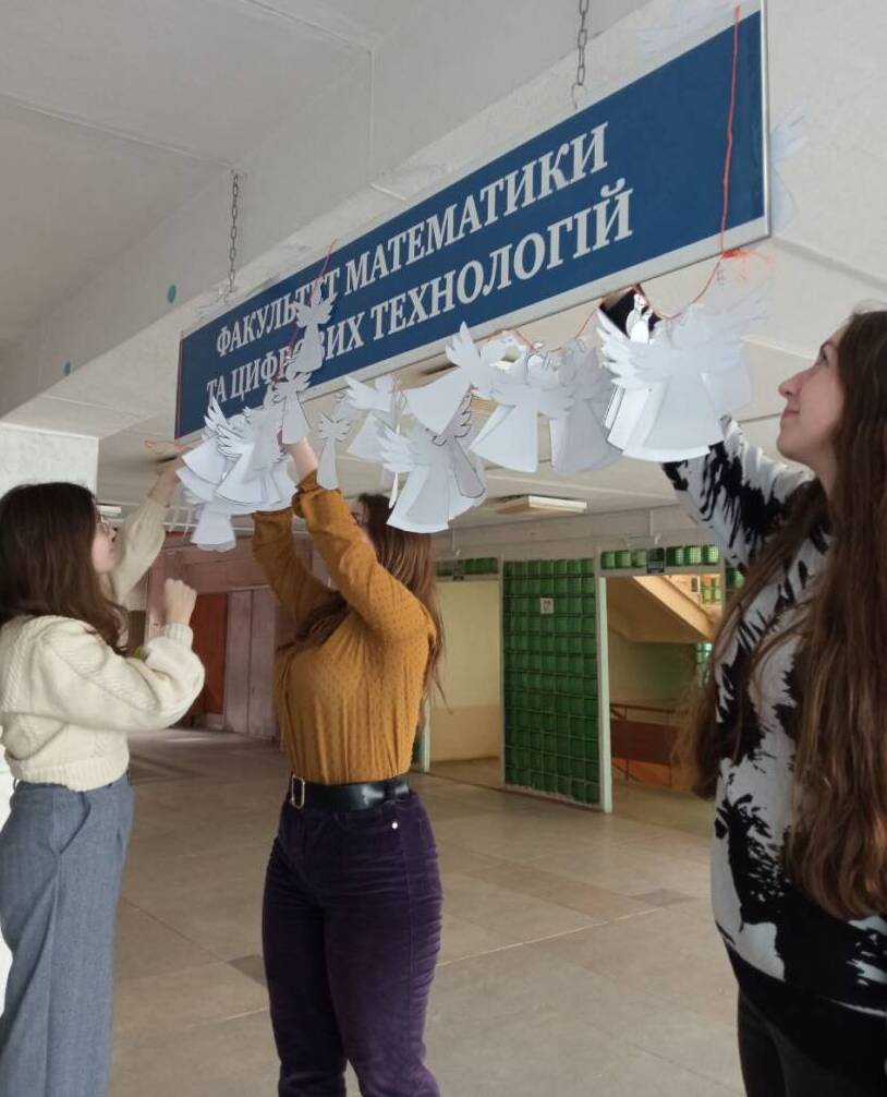 Представники факультету математики та ЦТ провели для школярів краю екскурсію музеями УжНУ