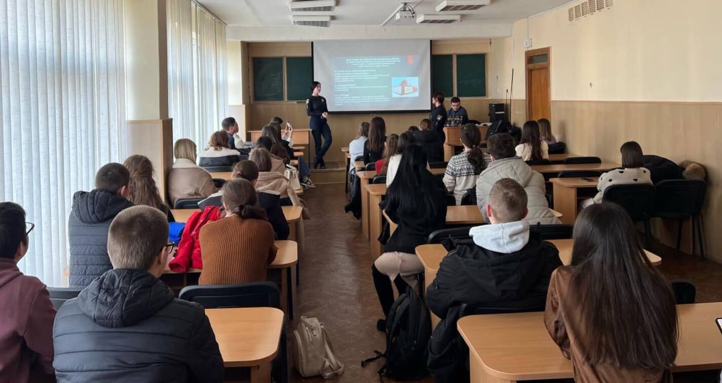 Студенти ФМЦТ поговорили з патрульними про відповідальність за порушення громадської безпеки та диверсію