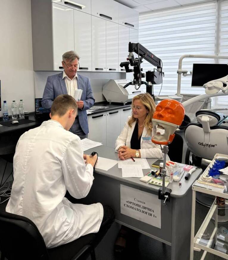 Випускники стоматологічного факультету успішно склали ОСКІ