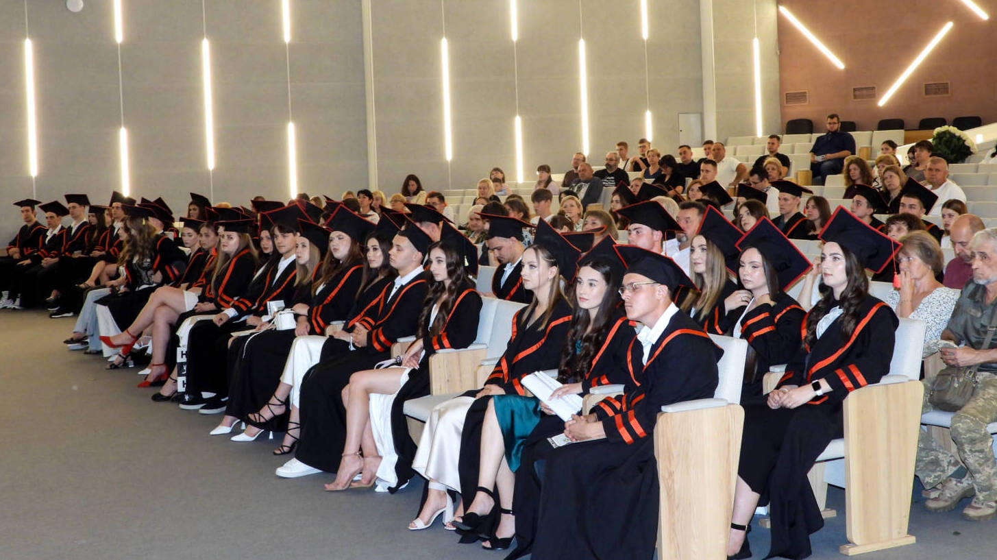 Бакалаври факультету історії та міжнародних відносин попрощалися з альма-матер