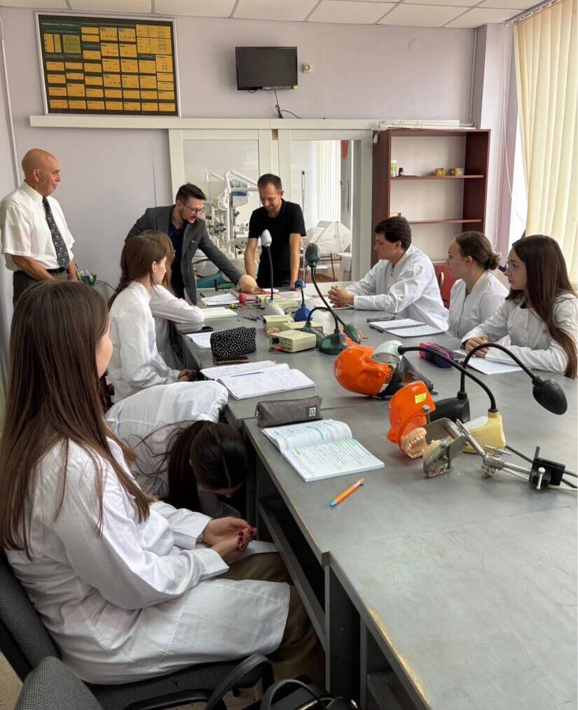 Зі студентами ННІ стоматології та лабораторної медицини ділилися досвідом провідні українські та закордонні фахівці