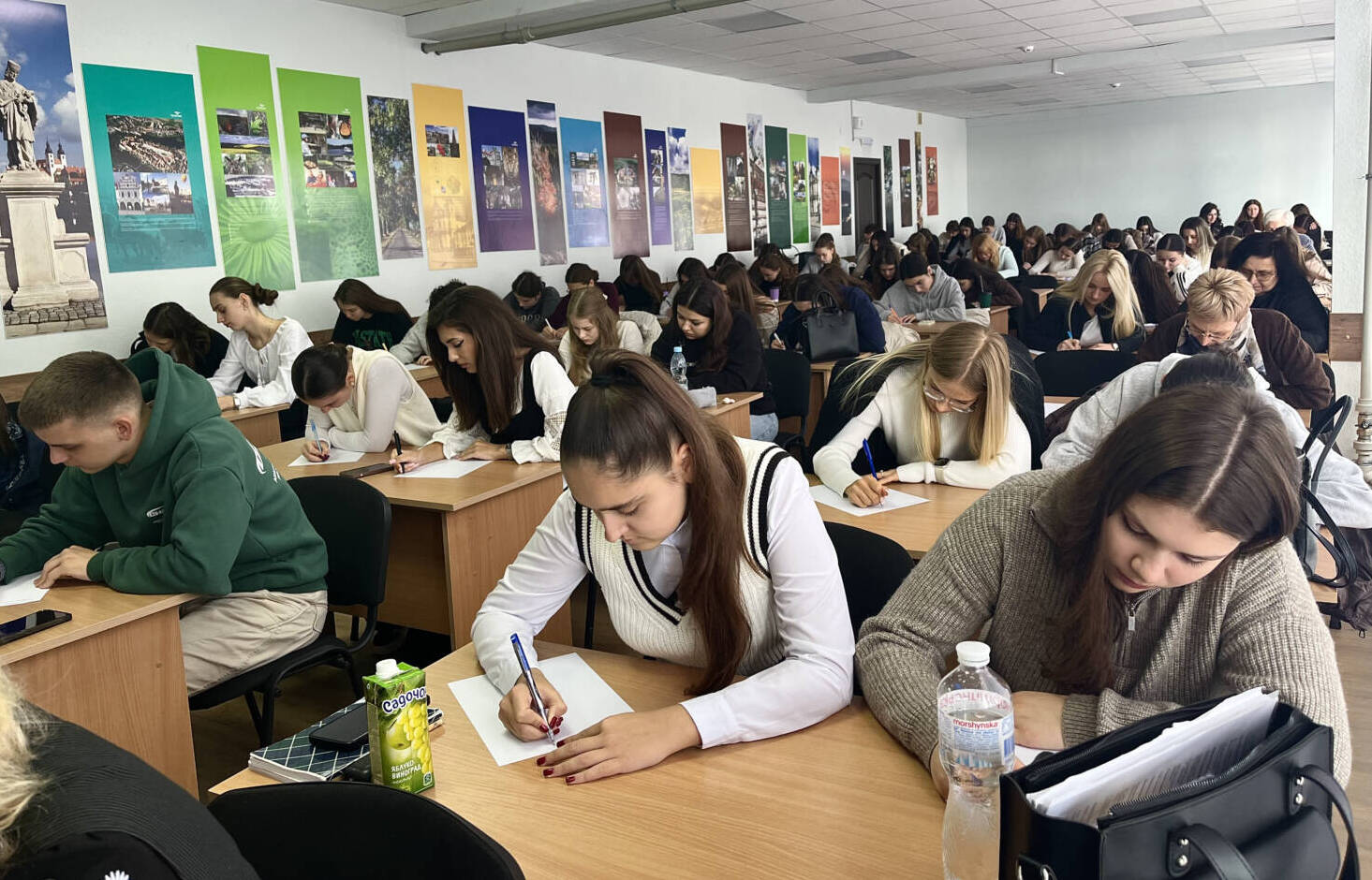 Слово, що гуртує: на філологічному факультеті писали радіодиктант національної єдності