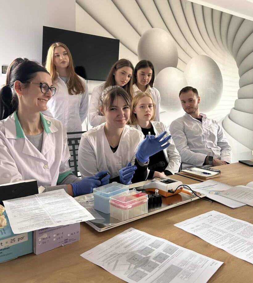 Майбутні фахівці з лабораторної діагностики УжНУ поглиблюють практичні навички на фахових заходах неформальної освіти