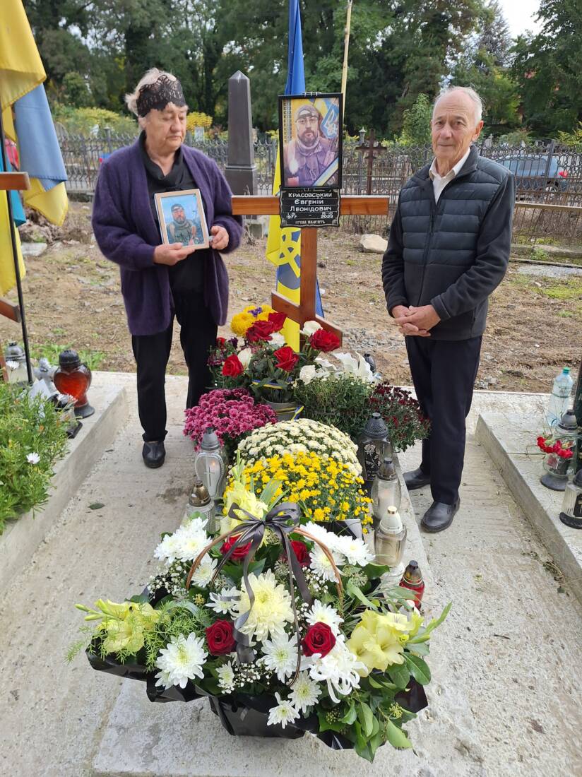 Леонід Петрович та Софія Федорівна на могилі сина