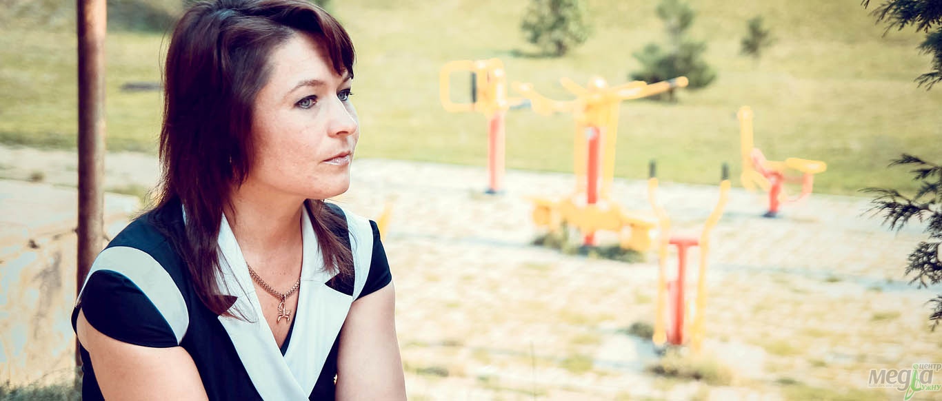 Вона впевнена у своїх можливостях, вірячи в тих, хто поруч; вона знає: щастя в одних руках не втримати – треба спільно...