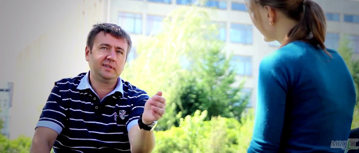 Він не прагне справляти враження і всім подобатися – бо такий, який є; він не атакує, бо переконаний, що пусте й вітер розвіє