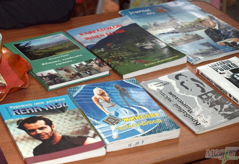 Викладачі-письменники сіли за прилавок книжкового магазину