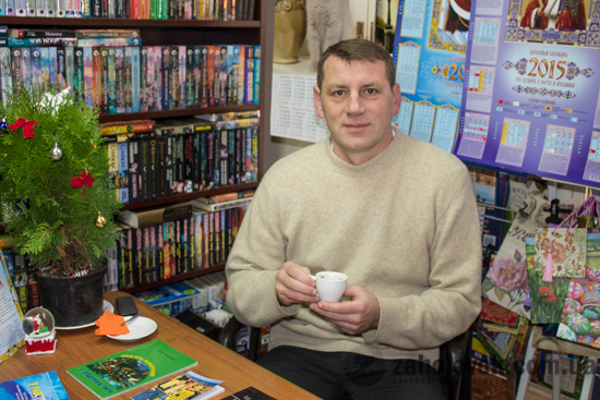 Викладачі-письменники сіли за прилавок книжкового магазину