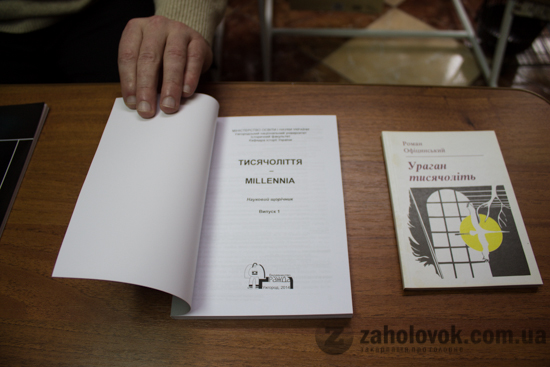 Викладачі-письменники сіли за прилавок книжкового магазину