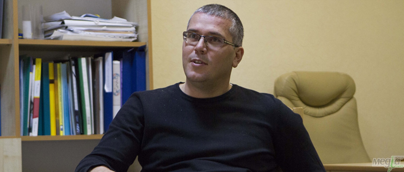 Декан, що не відмовить у проханні, якщо для когось це так важливо...