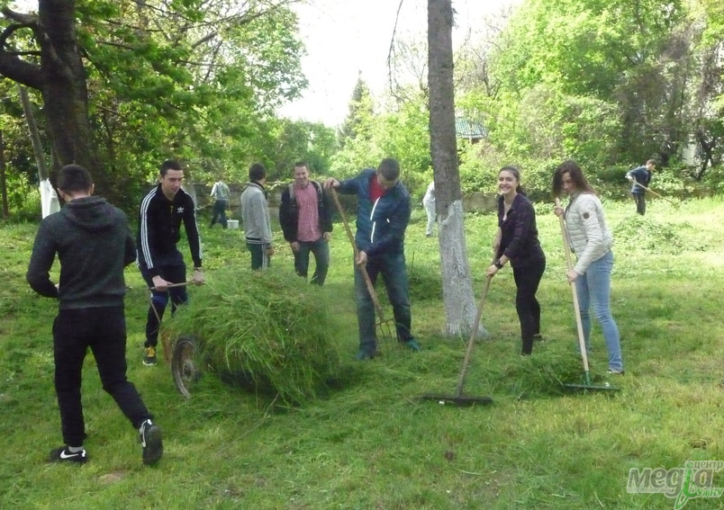 До загальноуніверситетської акції прибирання території УжНУ долучився факультет здоров’я людини