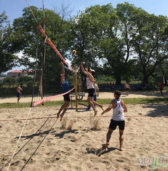 Студенти УжНУ перемогли у змаганнях із пляжного волейболу