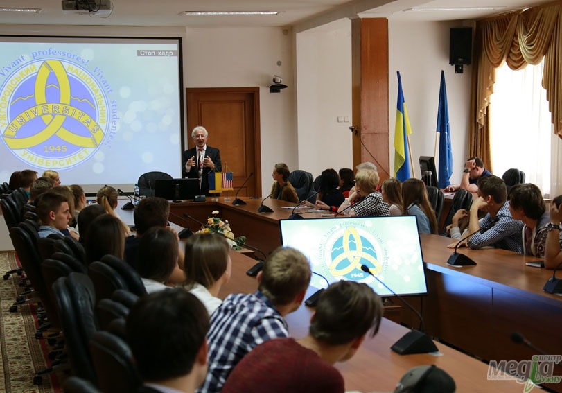 Студенти УжНУ слухали лекцію гостя з Америки