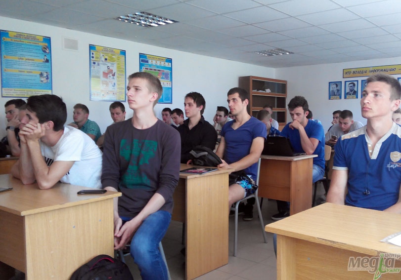Студенти природничо-гуманітарного коледжу УжНУ поспілкувалися з деканом фізфаку