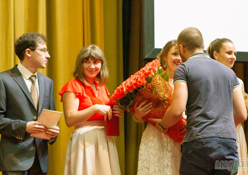 Випускникам медичного факультету УжНУ вручили дипломи про вищу освіту