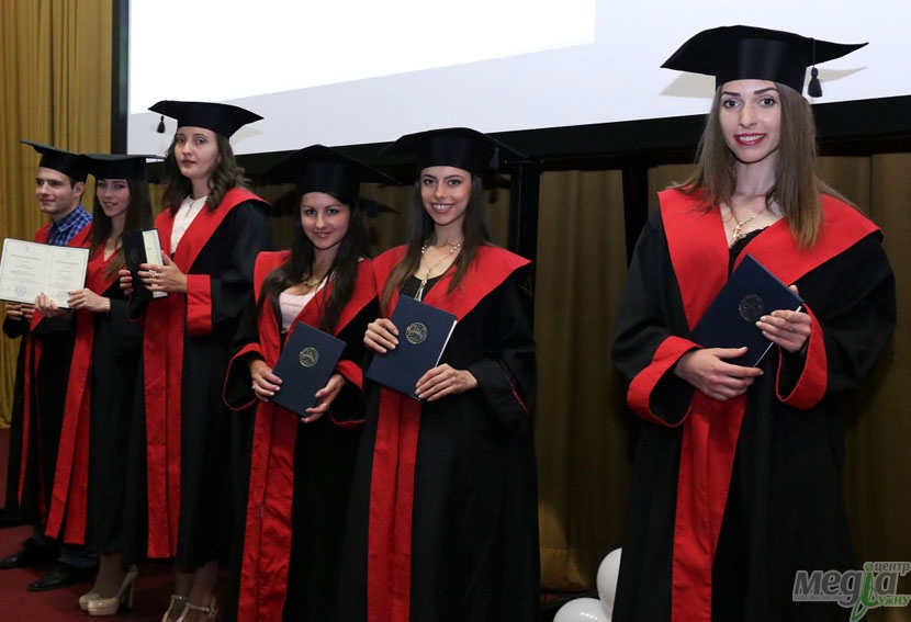 На біологічному, крім бакалаврів і спеціалістів, вручили дипломи і магістрам