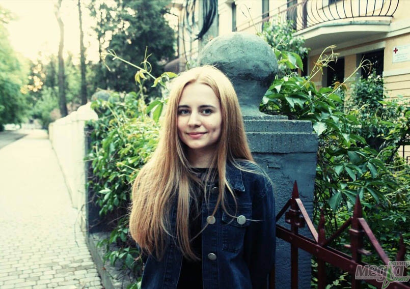 Дівчина, що шукає натхнення в простих речах і не боїться експериментувати, вчиться на журналістиці