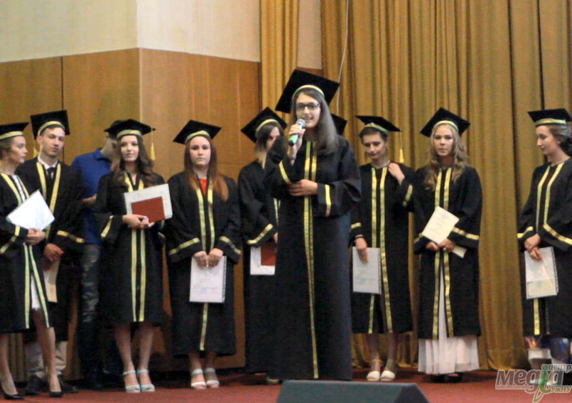 Дипломи вручили й випускникам факультету міжнародних відносин Ужгородського університету