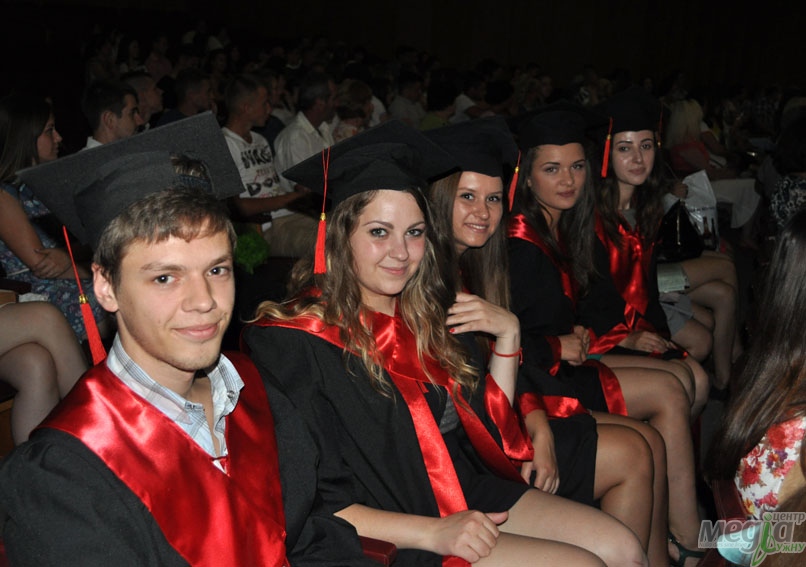 На економічному факультеті вручали дипломи випускникам