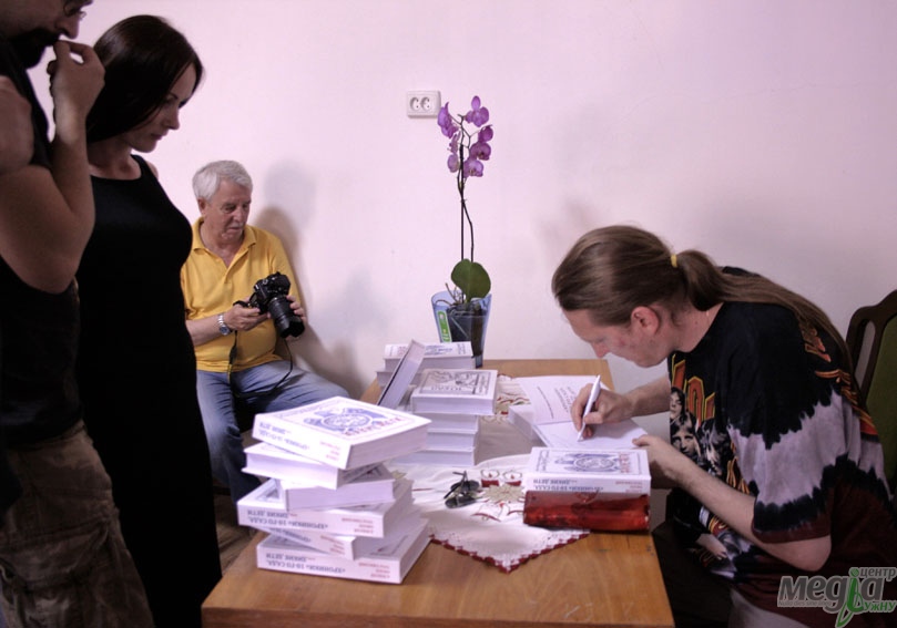 Колишній студент УжНУ видав і презентував у «Ґражді» роман про хеві-метал