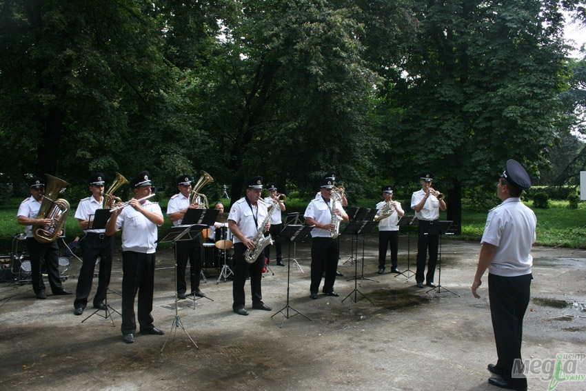 Бадьорий тон заходу задав оркестр обласного управління поліції